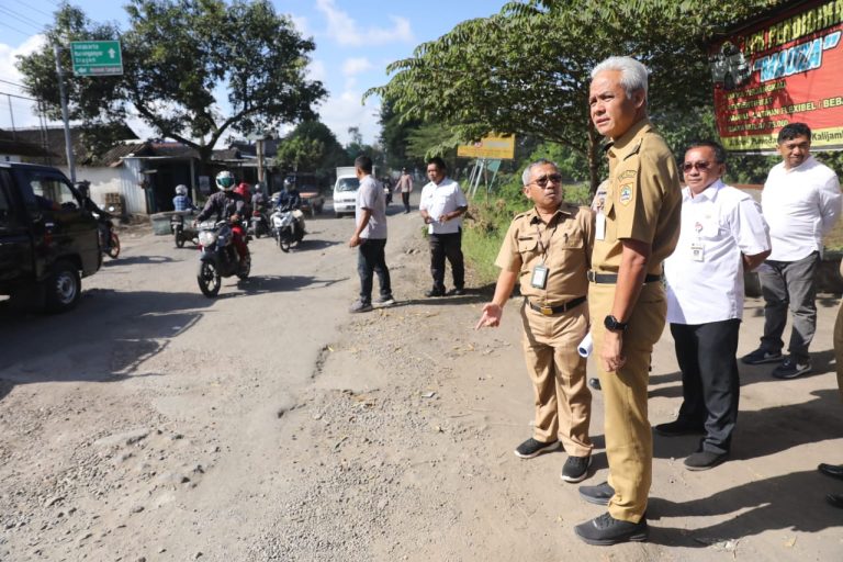 Gubernur Cek Tiga Titik Perbaikan Jalan Provinsi Solo-Purwodadi