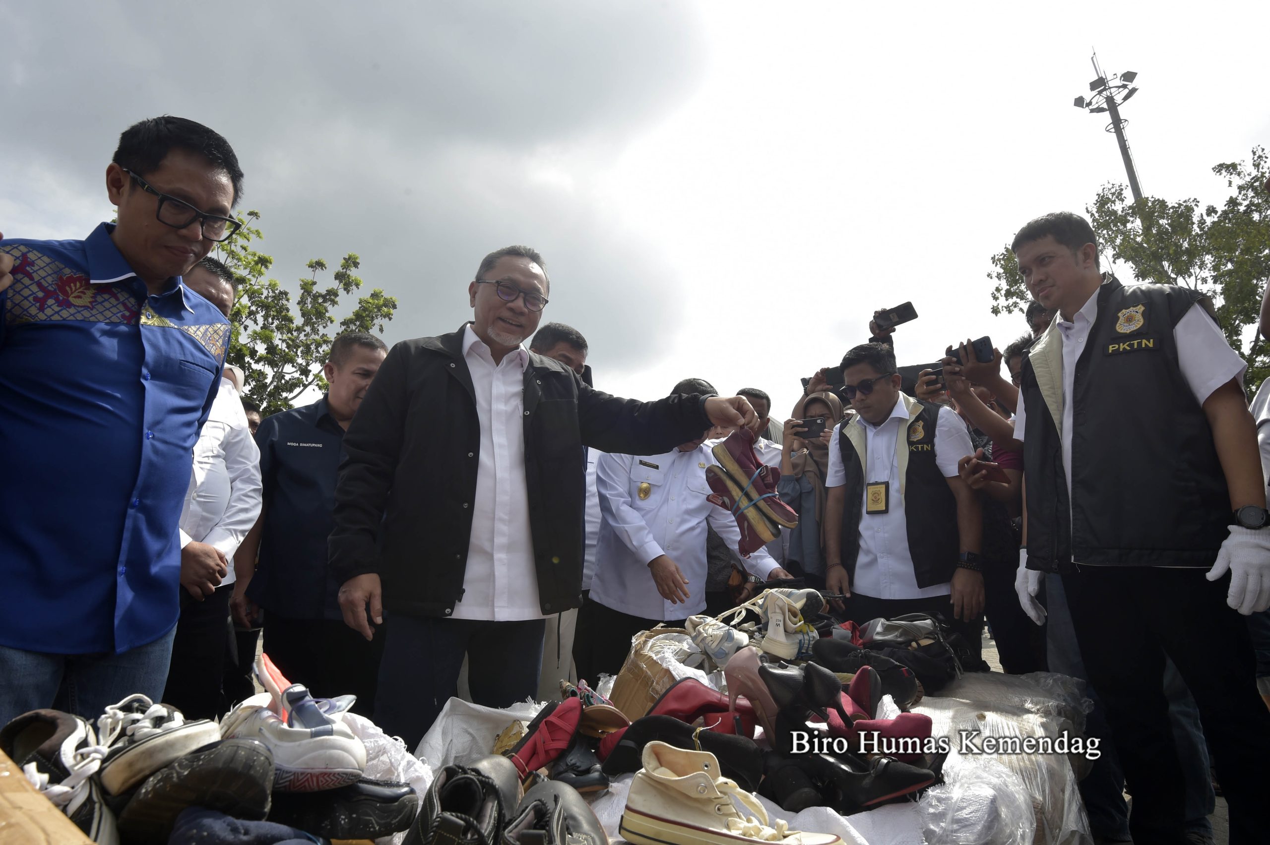 Mendag Zulkifli Hasan Musnahkan 730 Bal Pakaian, Sepatu, dan Tas Bekas Senilai Rp10 M