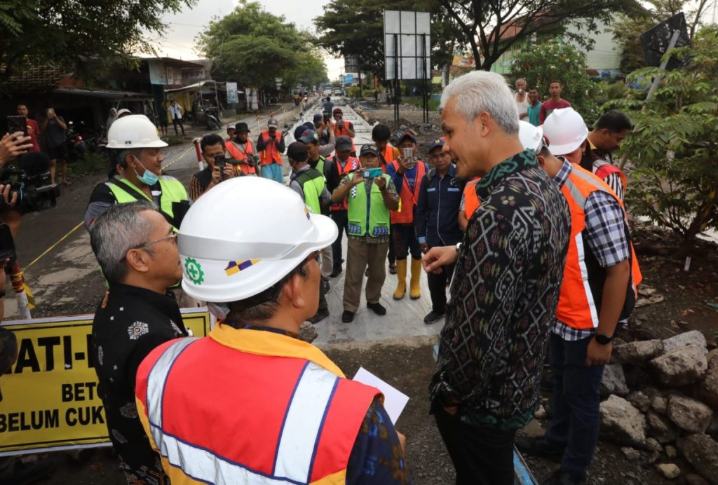 Cek Perbaikan Jalan Dempel, Ganjar Kejar-kejaran dengan Laporan Masyarakat
