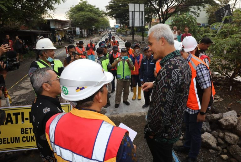 Cek Perbaikan Jalan Dempel, Ganjar Kejar-kejaran dengan Laporan Masyarakat