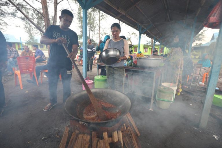 Warga memasak di lokasi pengungsian SMA Negeri 1 Serasan, Kabupaten Natuna, Kepulauan Riau.