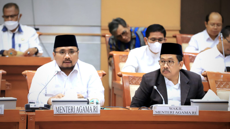 Menteri Agama Yaqut Cholil Qoumas bersama Wamenag Zainut Tauhid Sa'adi menghadiri Raker Komisi VIII DPR, Senin (27/03)
