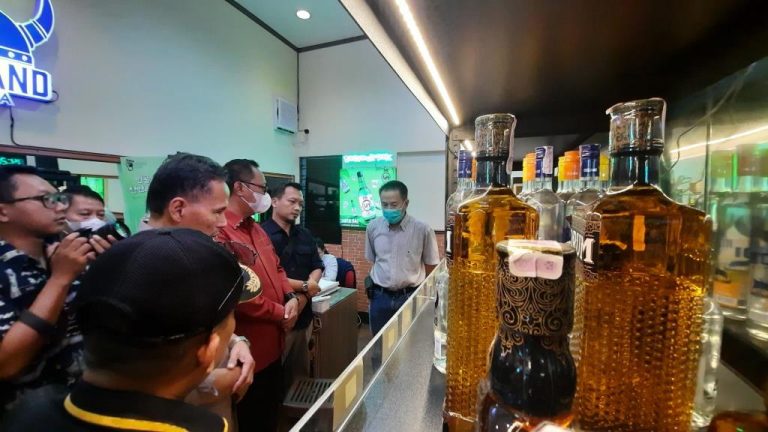 Satpol PP Kota Semarang Segel Outlet Jual Minuman Beralkohol