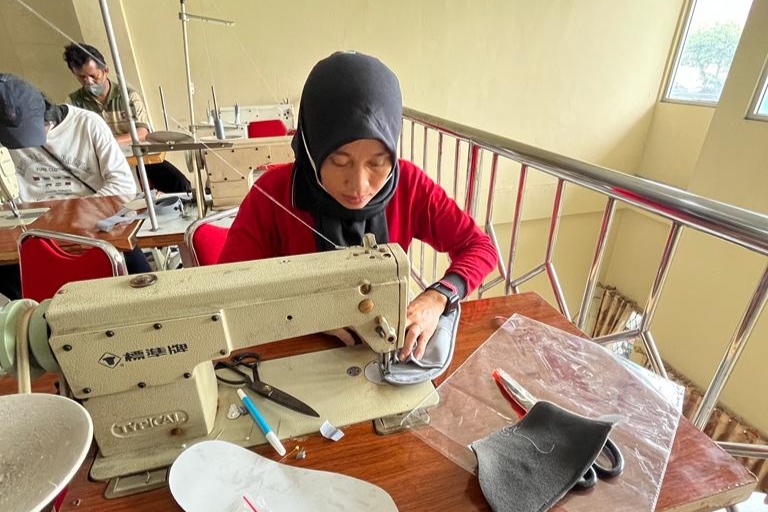 Diberdayakan, Warga Kampung Bedeng Siap Pasok Sandal ke 8 Hotel di Jakarta
