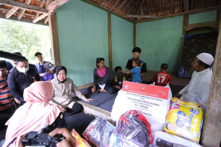 Temui Ipin yang Rawat 3 Adiknya, Kemensos Serahkan Bantuan