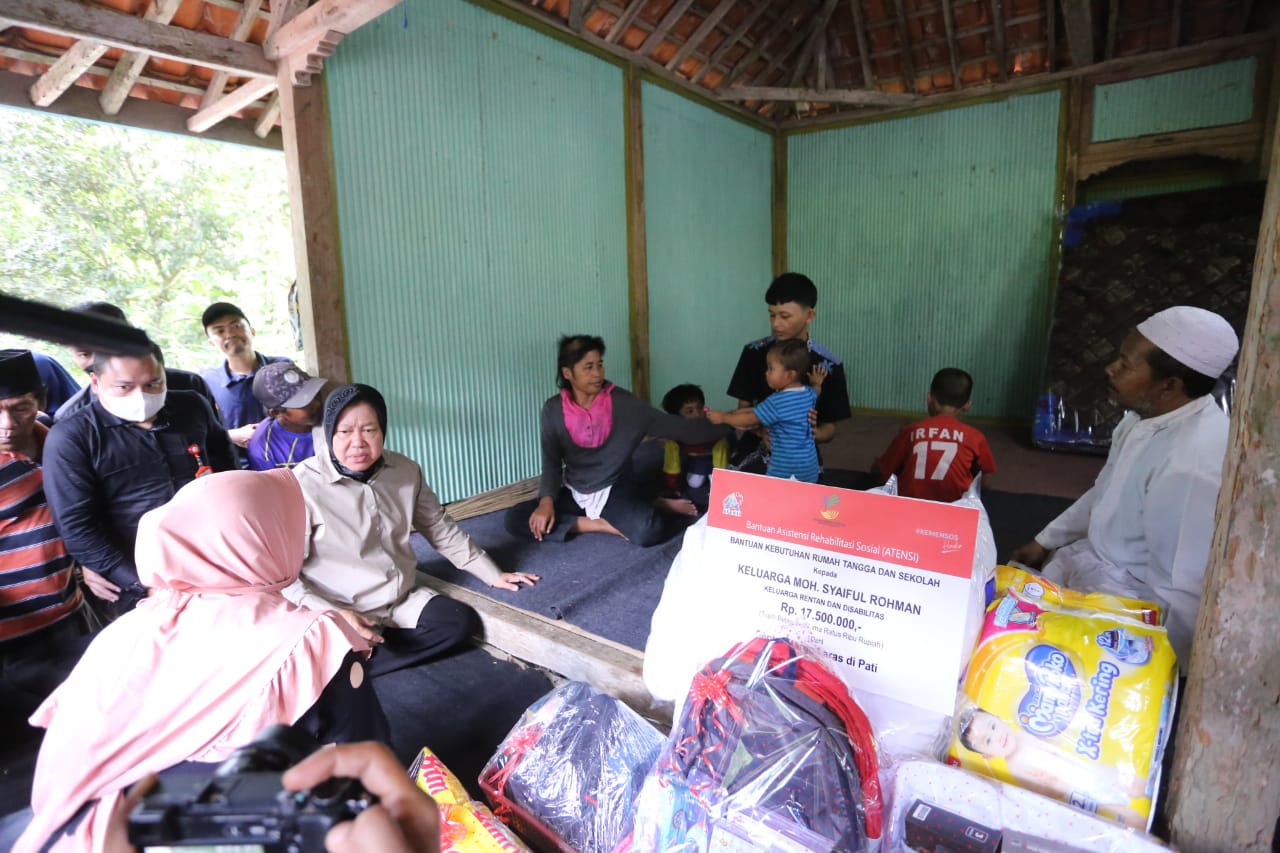 Temui Ipin yang Rawat 3 Adiknya, Kemensos Serahkan Bantuan
