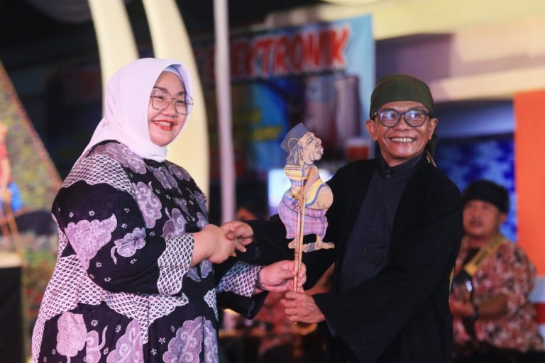 Wayang Kampung Sebelah dan Campur Sari di Malam Boyongan Pasar Sukowati