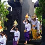Umat Hindu membawa peralatan yang akan dibawa ke mata air Tuk Mas di Pura komplek Akmil.