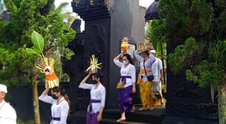 Umat Hindu membawa peralatan yang akan dibawa ke mata air Tuk Mas di Pura komplek Akmil.