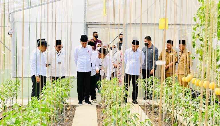 Presiden Jokowi hasil pertanian di Ponpes Al-Ittifaq, Kabupaten Bandung, Jawa Barat, Senin (06/03).