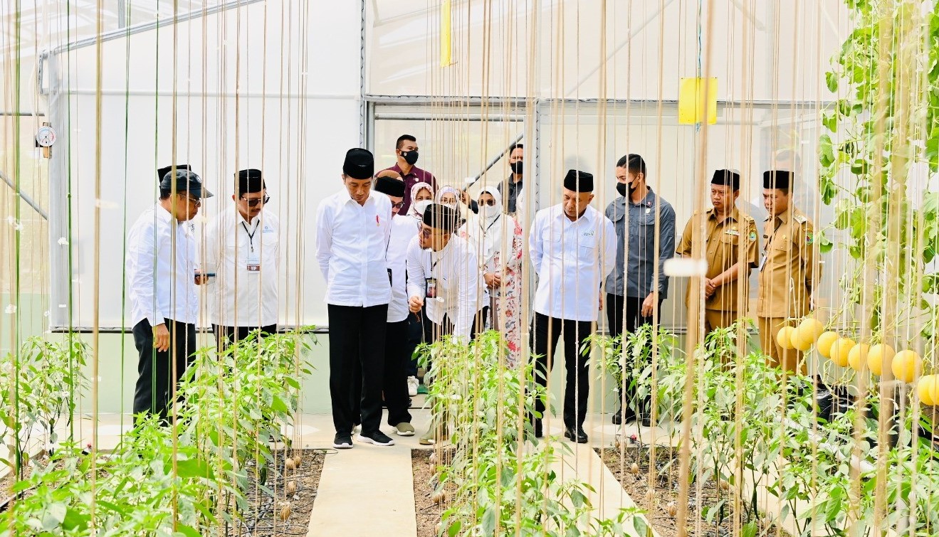 Presiden Jokowi hasil pertanian di Ponpes Al-Ittifaq, Kabupaten Bandung, Jawa Barat, Senin (06/03).
