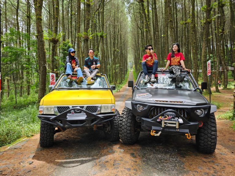 Wisatawan Bisa Menjelajah Merapi - Merbabu dengan Jeep Rasa Sedan