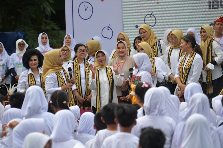 Gerakan Sekolah Sehat, Ibu Negara dan OASE KIM Ajak Siswa SD Terapkan Permainan Tradisional 