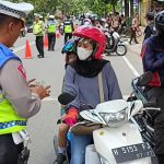 Petugas Satlantas Polres Kudus tengah memberikan apresiasi kepada pengendara motor yang tertib berlalu lintas (Foto: Dok Satlantas Polres Kudus)