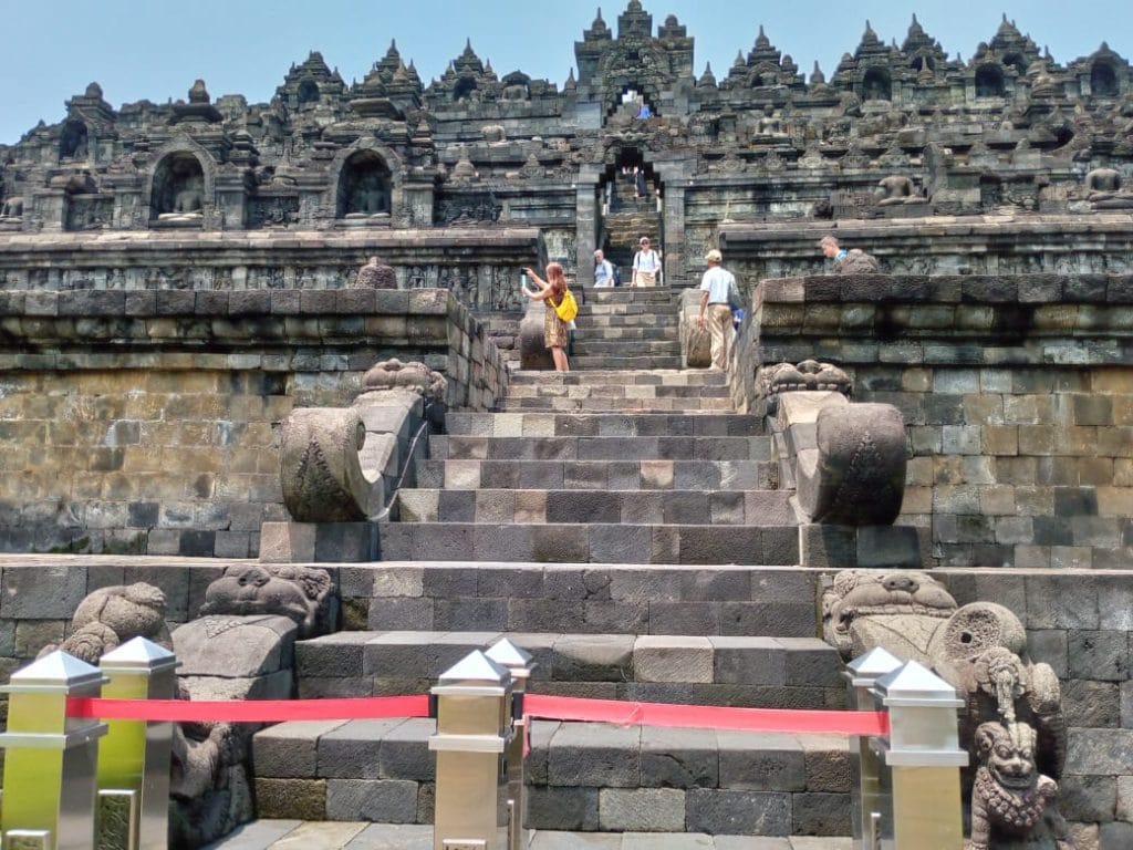 Wisatawan naik ke candi Borobudur saat kajian terbuka yang dimulai hari ini, Rabu (22/03).