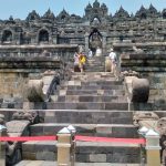 Wisatawan naik ke candi Borobudur saat kajian terbuka yang dimulai hari ini, Rabu (22/03).