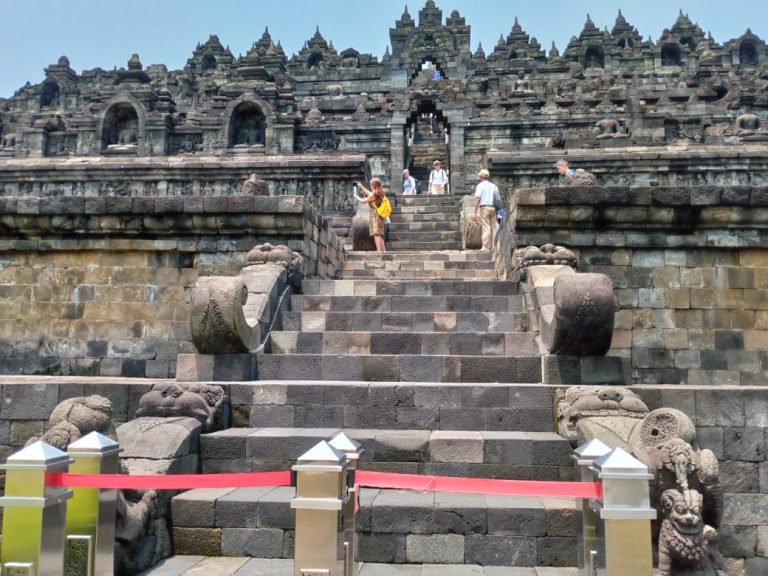 Wisatawan naik ke candi Borobudur saat kajian terbuka yang dimulai hari ini, Rabu (22/03).