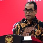 Menhub Budi Karya Sumadi memberikan keterangan pers usai mengikuti Rapat yang dipimpim Presiden Jokowi di Kantor Presiden, Jakarta, Jumat (24/03)