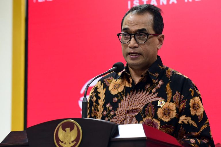 Menhub Budi Karya Sumadi memberikan keterangan pers usai mengikuti Rapat yang dipimpim Presiden Jokowi di Kantor Presiden, Jakarta, Jumat (24/03)
