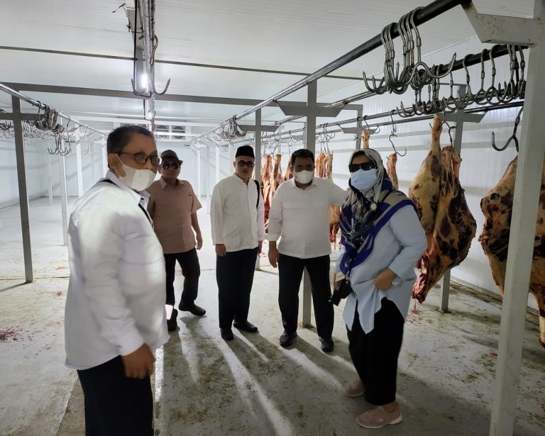 Tim Ditjen PHU Kemenag sedang melakukan survei ke RPH di Saudi