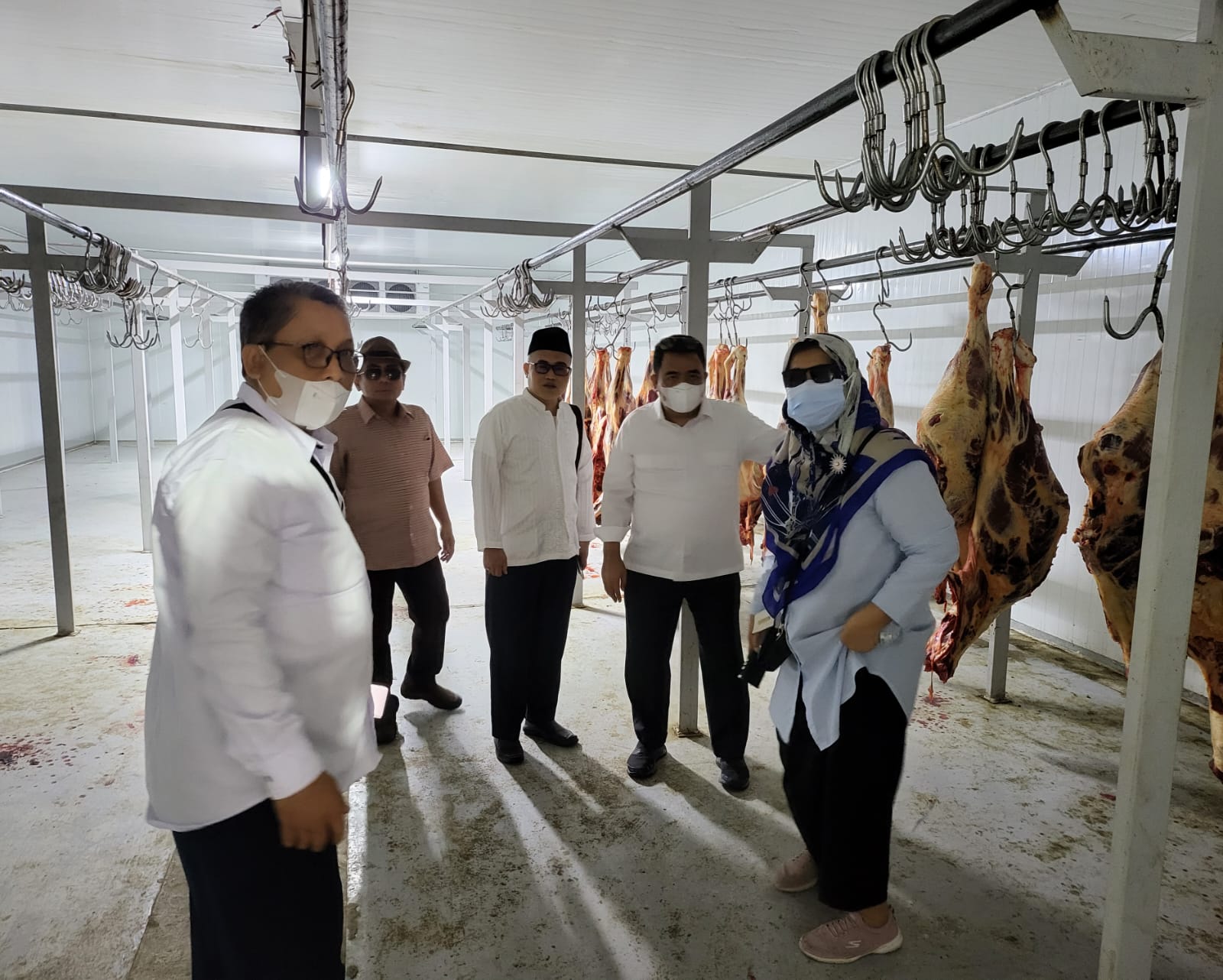 Tim Ditjen PHU Kemenag sedang melakukan survei ke RPH di Saudi