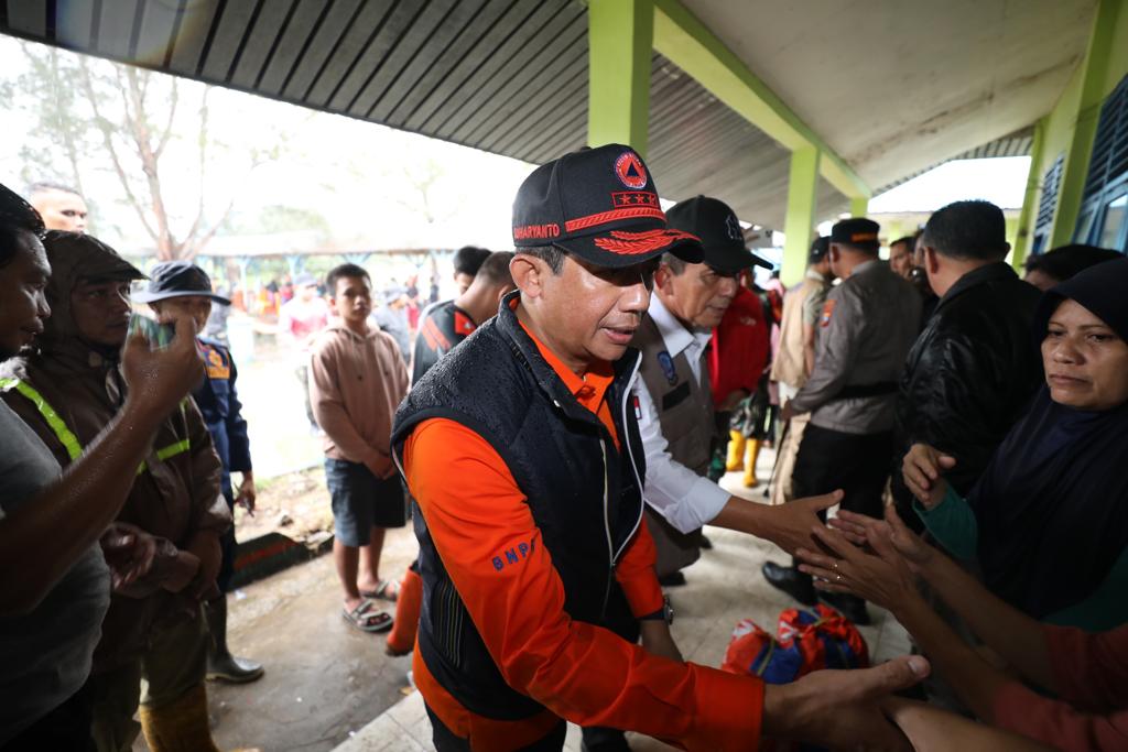 Kepala BNPB Letjen TNI Suharyanto meninjau salah satu pos pengungsian di Natuna.