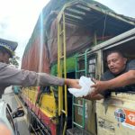 Pantura Rembang-Juwana Macet Parah, Satlantas Polres Rembang Bagi-bagi Makanan