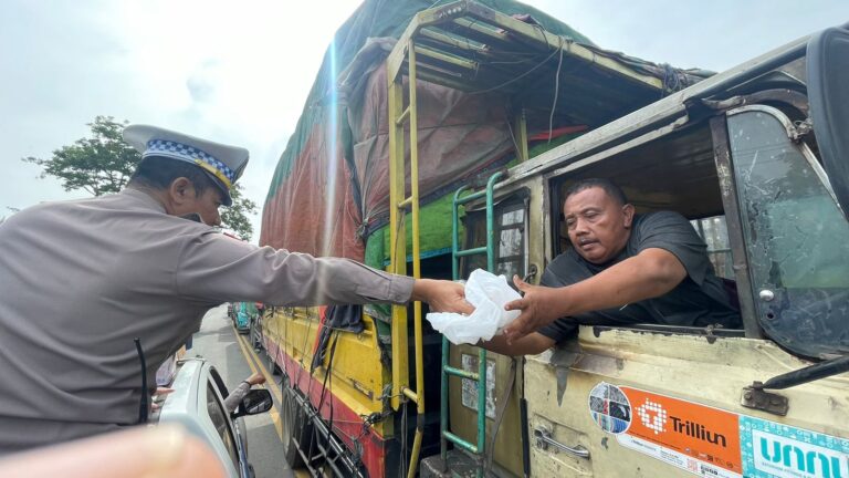 Pantura Rembang-Juwana Macet Parah, Satlantas Polres Rembang Bagi-bagi Makanan