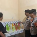 Polisi Sita Puluhan Botol Miras di Tempat Kost