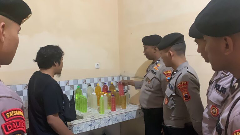 Polisi Sita Puluhan Botol Miras di Tempat Kost