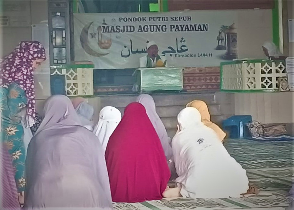 Kegiatan pengajian sepuh di Masjid Agung Payaman Secang Kabupaten Magelang pada bulan Ramadhan ini.