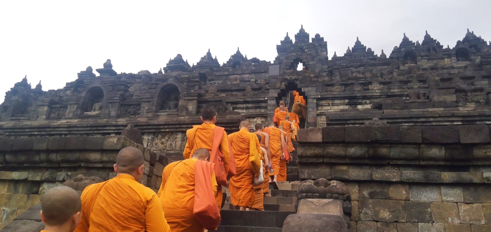 Ribuan Umat Budha Khidmat Ikuti Magha Puja di Borobudur