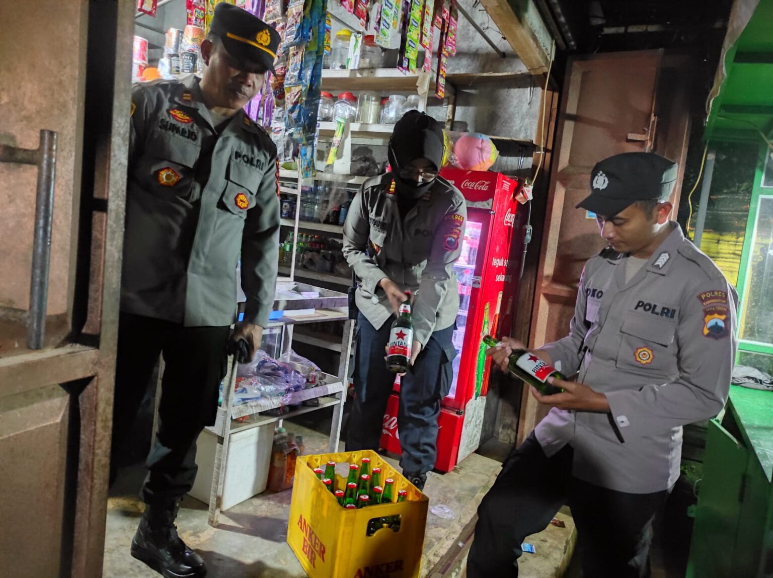Polsek Karanganyar, Amankan Puluhan Botol Miras dalam Operasi Pekat