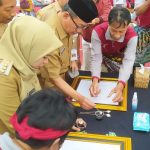 Ngabuburit, Komunitas Seniman Batik Gelar Colet Batik Asmaul Husna