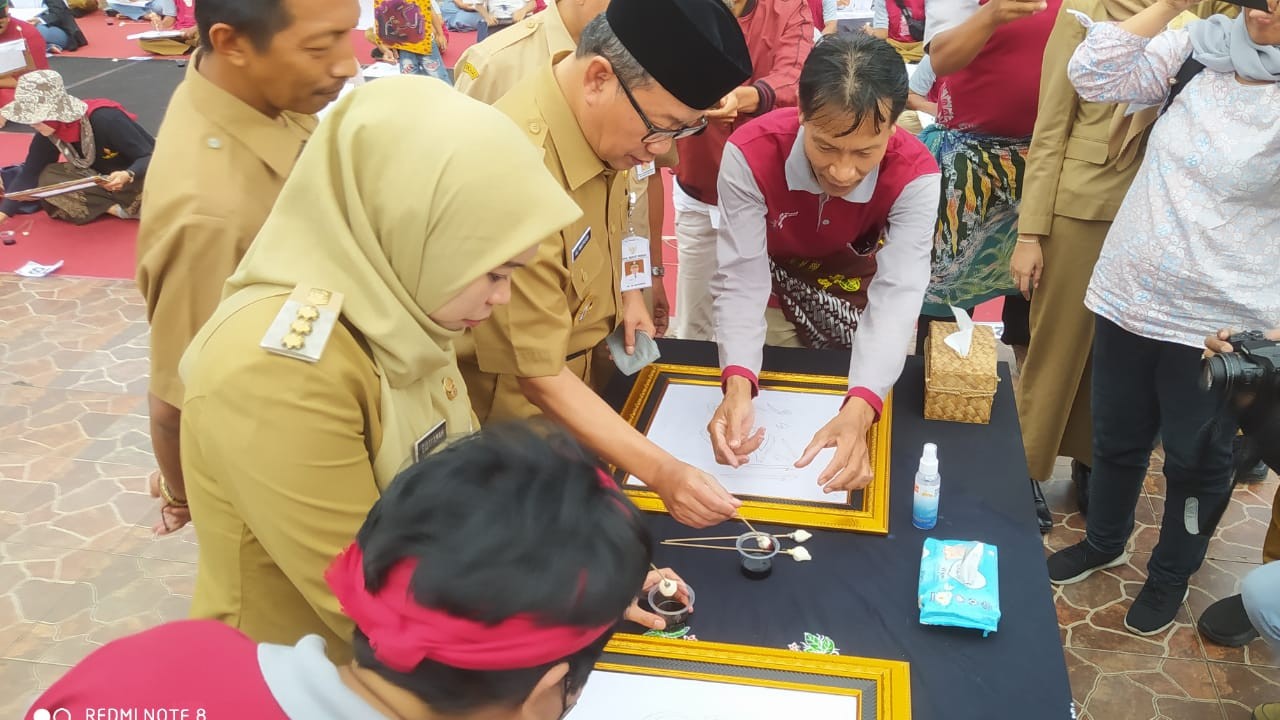 Ngabuburit, Komunitas Seniman Batik Gelar Colet Batik Asmaul Husna