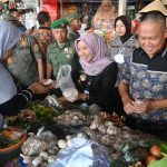 Bupati dan ASN Kebumen Borong Kebutuhan Pokok di Pasar Tradisional