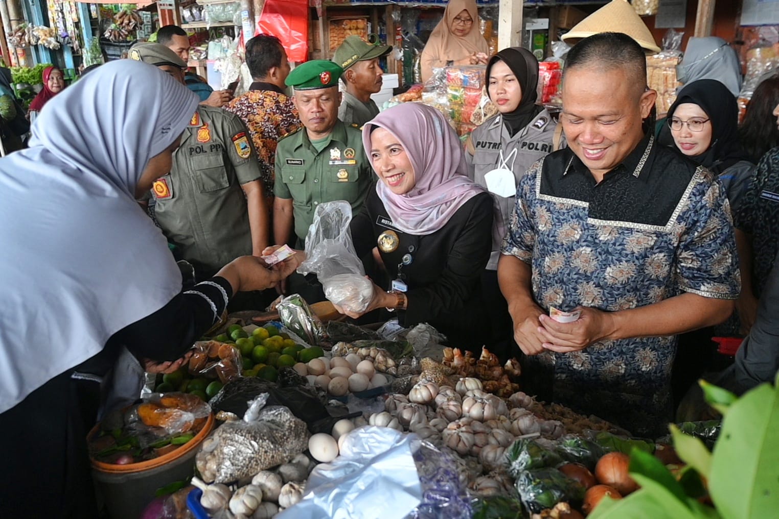 Bupati dan ASN Kebumen Borong Kebutuhan Pokok di Pasar Tradisional