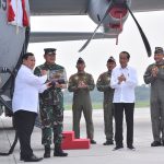 Presiden Jokowi menyaksikan penyerahan Pesawat C-130J-30 Super Hercules A-1339 dan A-1315, di Pangkalan TNI AU Halim Perdanakusuma, Jakarta, Rabu (08/03).