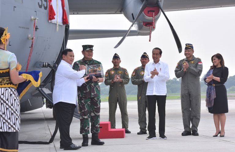 Presiden Jokowi menyaksikan penyerahan Pesawat C-130J-30 Super Hercules A-1339 dan A-1315, di Pangkalan TNI AU Halim Perdanakusuma, Jakarta, Rabu (08/03).