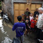 Tinjau Banjir, Ganjar Pastikan Logistik Aman dan Penanganan Banjir Dipercepat