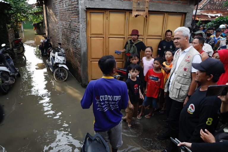 Tinjau Banjir, Ganjar Pastikan Logistik Aman dan Penanganan Banjir Dipercepat
