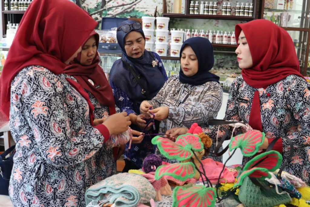 Kavera Crochet Inisiasi Bentuk Kampung Rajut di Kota Pekalongan