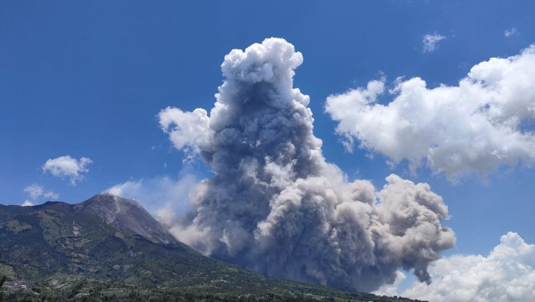  Awan Panas Guguran teramati dari puncak Gunung Merapi, Sabtu (11/3). (BPPTKG)