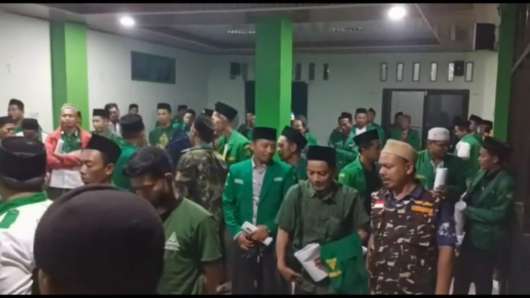 Peserta Konfercap GP Ansor Demak yang tertahan di luar ruang siding dan dianggap terlambat