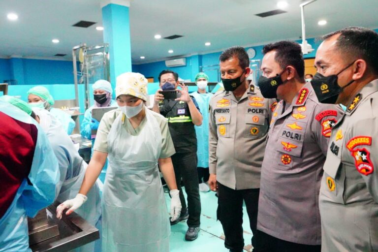 Kapolri Menjenguk Korban Kebakaran Depo Plumpang