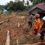 Anggota Polri, Basarnas dan BPBD Kabupaten Natuna melakukan asesmen lanjutan di lokasi tanah longsor di Kampung Genteng, Desa Pangkalan, Kecamatan Serasan, Kabupaten Natuna, Kepulauan Riau, Rabu (08/03).