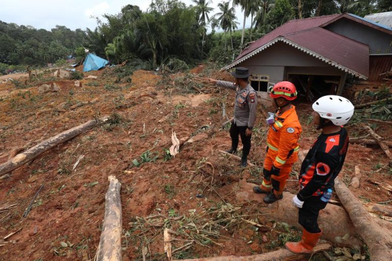 Anggota Polri, Basarnas dan BPBD Kabupaten Natuna melakukan asesmen lanjutan di lokasi tanah longsor di Kampung Genteng, Desa Pangkalan, Kecamatan Serasan, Kabupaten Natuna, Kepulauan Riau, Rabu (08/03).