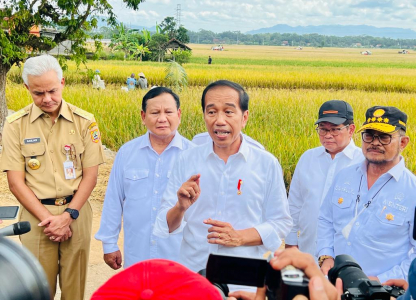 Saat Presiden Jokowi Panen Bersama Menteri Pertanian di Kebumen