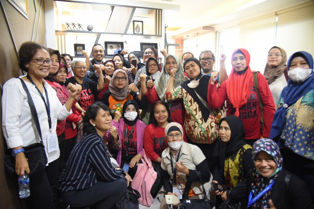 Wakil Ketua Badan Legislasi DPR RI Willy Aditya saat foto bersama dengan Perwakilan PRT, Selasa (21/03)