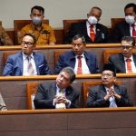 Wamenag Zainut Tauhid dampingi Menko Bidang Perekonomian Airlangga Hartarto, pada rapat Paripurna DPR.